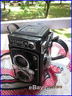 YASHICA MAT-124 Medium Format TLR VTG Camera Yashinon lens 80mm Vintage
